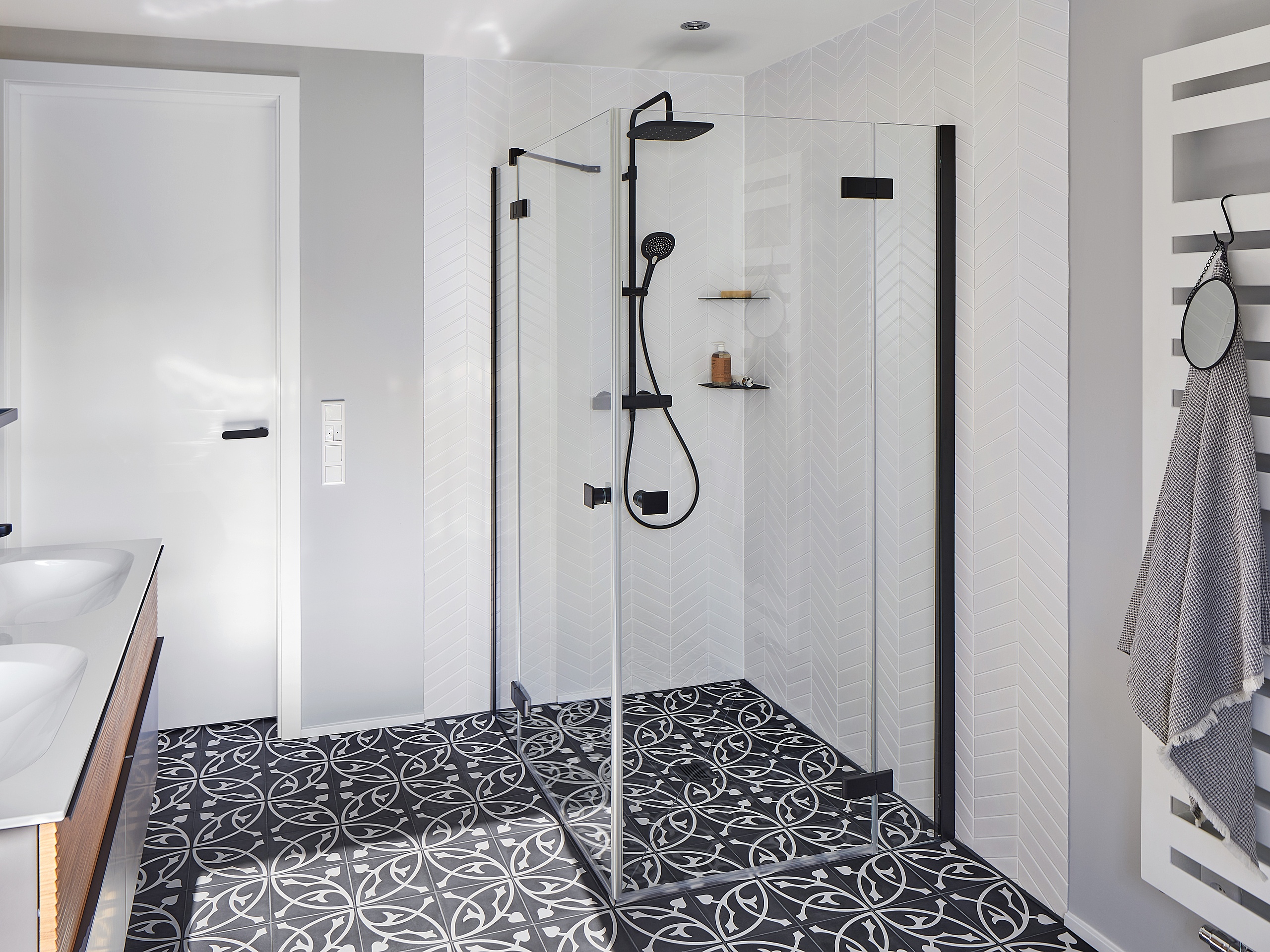 Kermi shower enclosure MENA in timeless Black & White