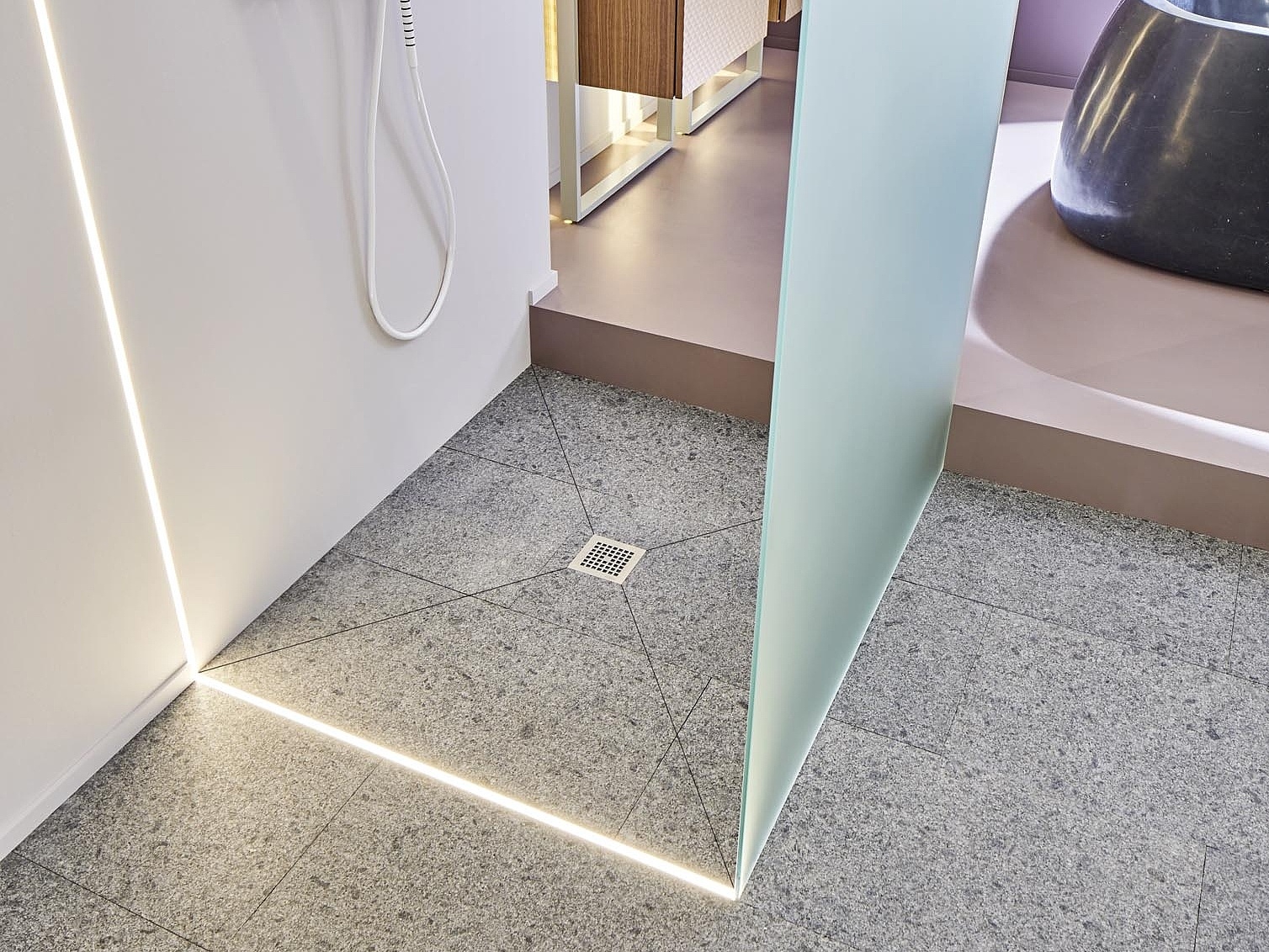 Ispirazione bagno Kermi con box doccia WALK-IN XB e pannello doccia POINT 