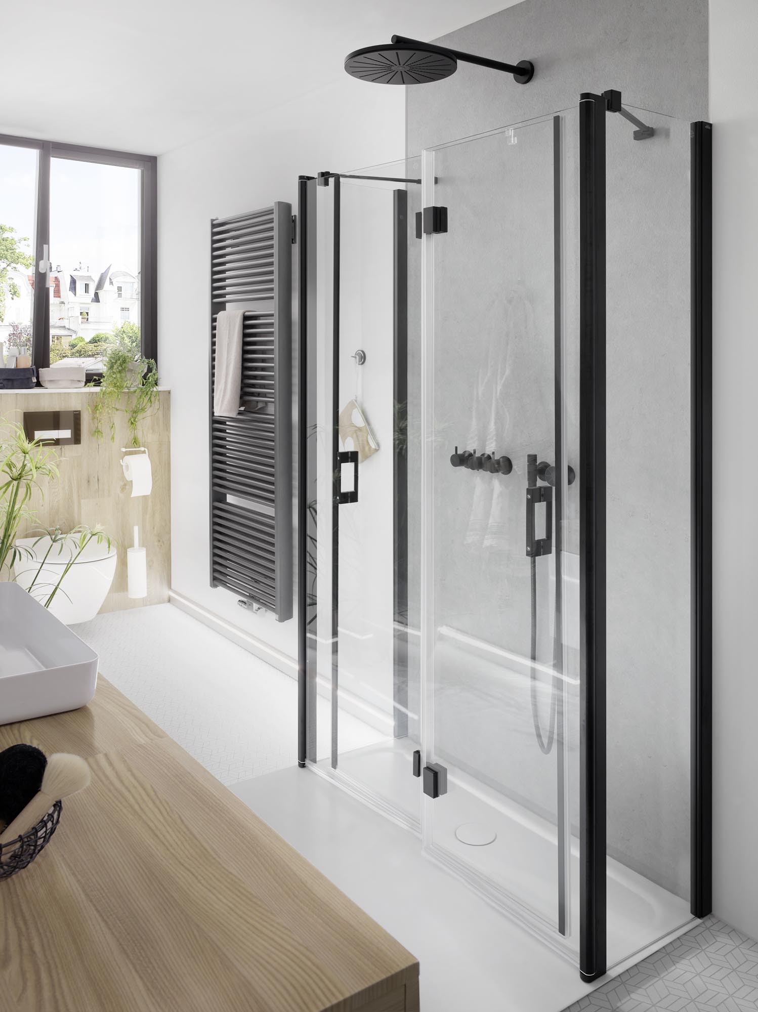 Paroi de douche à profilé Kermi avec portes pivotantes repliables LIGA et montage en U Noir repliée